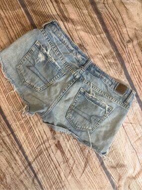 American Eagle Distressed Denim Cutoff Shorts Size 2 Light Wash